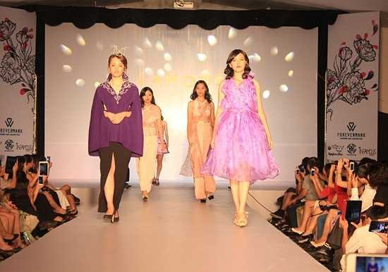 Các cô gái trường Ams luôn hút ánh nhìn trong mọi trang phục.