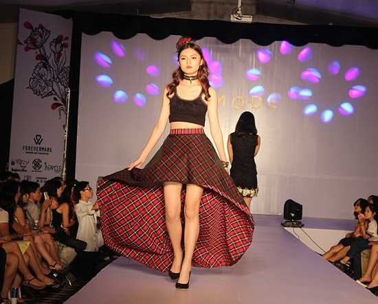 Các nữ sinh đã trình diễn các thiết kế của câu lạc bộ LaMode.