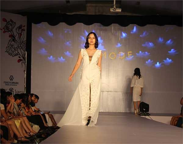 Nữ sinh Hà Thành đẹp tinh khôi trong bộ váy trắng.