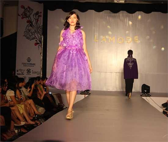 Bộ sưu tập 'Tím' lại mang đến những bộ sưu tập nhẹ nhàng, bay bổng