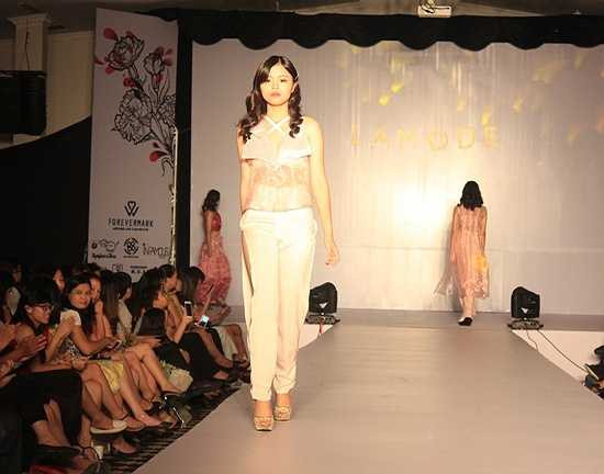 Bộ sưu tập 'Trắng' vô cùng thanh thoát, quyến rũ