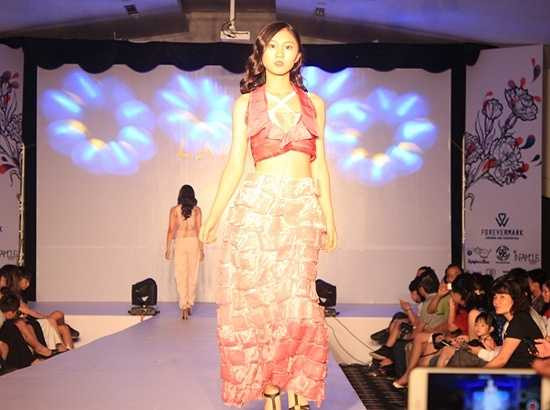 Câu lạc bộ thời trang Lamode của các bạn học sinh THPT chuyên Hà Nội Amsterdam đã có một buổi trình diễn thời trang vô cùng hấp dẫn.