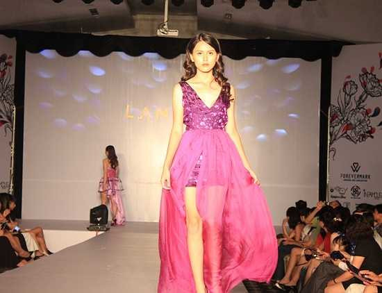 Đêm dạ hội diễn có sự tham gia của 500 phụ huynh, học sinh và cựu học sinh trường Ams.