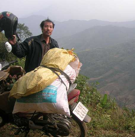 Anh Thanh phải tự đi lấy thuốc trong rừng