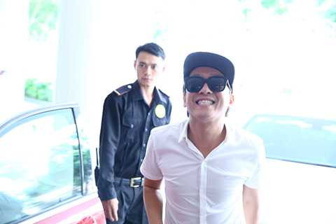 Là một trong những nghệ sĩ hái ra tiền nhất hiện nay, danh hài Trường Giang không chỉ được yêu thích bởi tài năng và sự hóm hỉnh, mà những vấn đề xoay quanh cuộc sống riêng tư của anh cũng thu hút được sự quan tâm của khán giả. Mới đây, Trường Giang đã công khai nắm tay Nhã Phương không rời khi tham dự sự kiện ra mắt phim. Điều này đã làm dấy lên tin đồn về Trường Giang và Nhã Phương phim giả tình thật. 