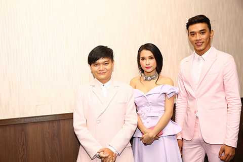 Mặc dù có hai đồng đội nam là stylist Trịnh Tú Trung và diễn viên Thuận Nguyễn bên cạnh nhưng hotgirl Sam vẫn đi cùng với mẹ đến dự buổi họp báo. Cô trầm tính, ít nói nhưng gương mặt lúc nào cũng rạng ngời vẻ xinh xắn, dễ thương. Cô và hai người bạn nam trong đội “Ô Kìa” đều chọn trang phục màu hồng phấn khi tham dự sự kiện.