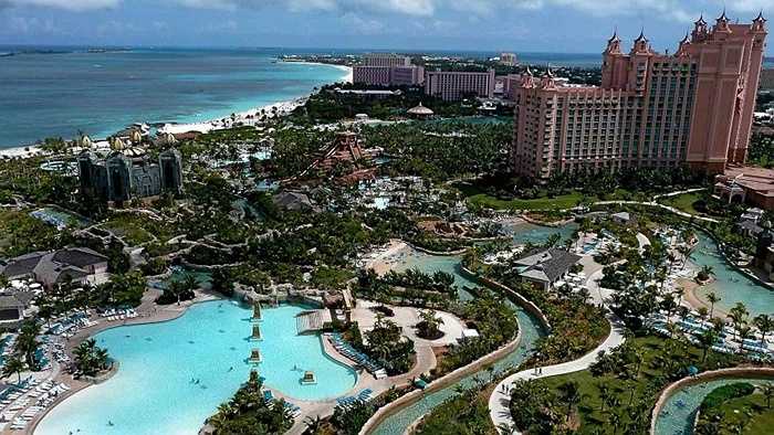 Công viên nước Aquaventure and Wild Wadi. Xét về diện tích, công viên nước này có thể tương đương với một thành phố nhỏ và đây thực sự là nơi giải nhiệt cho một khu vực thiếu nước, nóng bức như Dubai