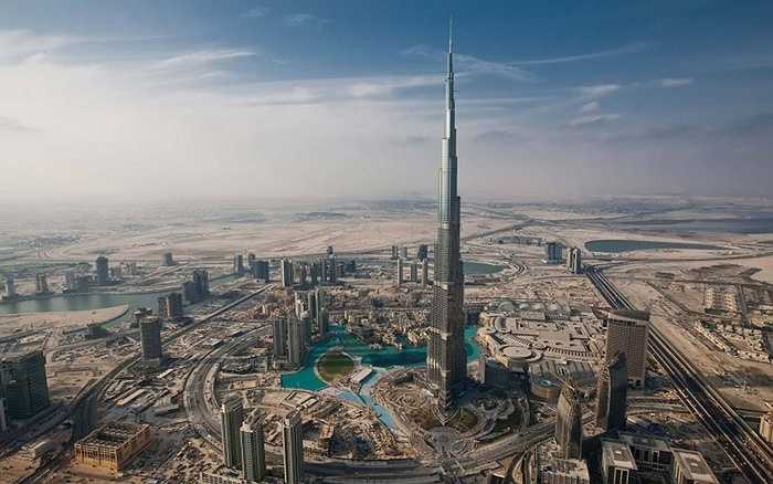 Burj Khalifa. Đây là tòa tháp cao nhất thế giới hiện tại. Nó cơ bản là biểu tượng của thành phố và cũng vô cùng sang trọng. Burj Khalifa từng là phim trường cho một số cảnh quay trong phim Nhiệm vụ bất khả thi của tài tử Tom Cruise