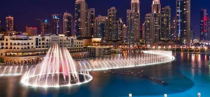 Đài phun nước Dubai. Khi trời tối, đài phun nước Dubai thực sự là điểm đến thú vị cho các du khách với ánh sáng và những màn nhạc nước huyền ảo