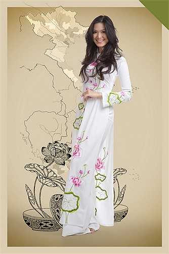 Chào mừng 70 năm Quốc Khánh 2/9, NTK Đức Hùng cho ra mắt bộ sưu tập áo dài với chất liệu tơ tằm truyền thống Việt Nam.