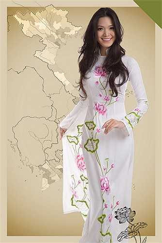 Bộ sưu tập ra mắt đúng dịp cả nước đón 70 năm Quốc khánh 2/9 như một món quà của NTK Đức Hùng chào mừng ngày lễ trọng đại này .