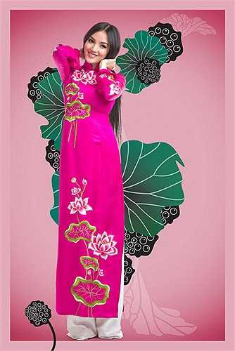 Chất kiệu truyền thống tơ tằm tạo sự mềm mại và hấp dẫn cho những mẫu thiết kế áo dài theo phong cách cổ truyền với hình ảnh hoa sen là điểm nhấn cho thiết kế.