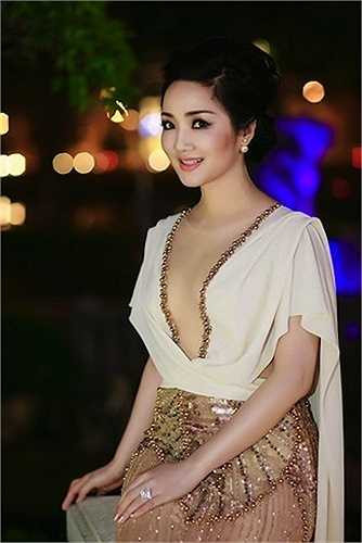 Ở độ tuổi U50 và đã có một con, cô vẫn không ngần ngại diện những trang phục hở bạo.