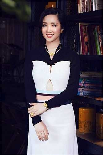 Hoa hậu Đền Hùng luôn cuốn hút trong mọi khung hình.