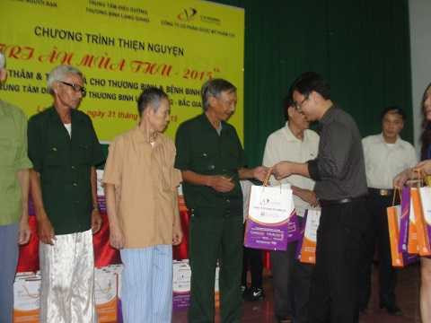 Tặng quà cho các thương bệnh binh tại Trung tâm nuôi dưỡng thương binh Lạng Giang.