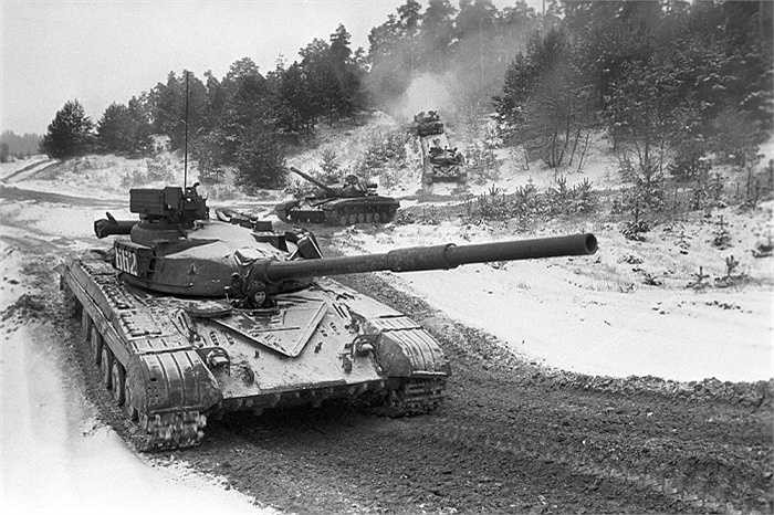 T-64, là loại xe tăng chủ lực tầm trung, được giới thiệu lần đầu vào năm 1963. T-64 là một sản phẩm của nhà máy Kharkiv, Ukraine, được đánh giá là mẫu tăng cách mạng cho xe tăng hiện đại ngày nay