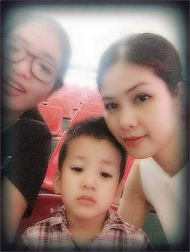 Ba mẹ con tạo dáng nhí nhảnh.