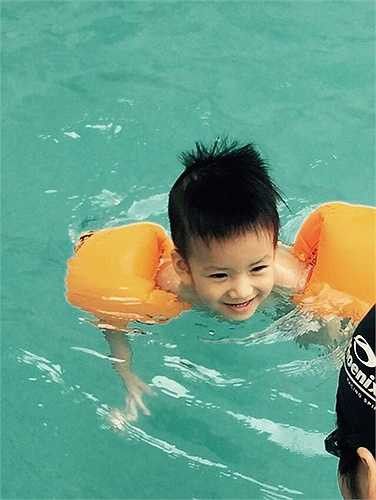 Bé trai nhà Duy Mạnh năm nay hơn 3 tuổi.