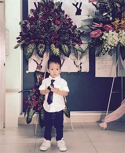 Cậu bé có nhiều nét giống bố. Nhiều người còn khen bé đẹp trai hơn bố Duy Mạnh.