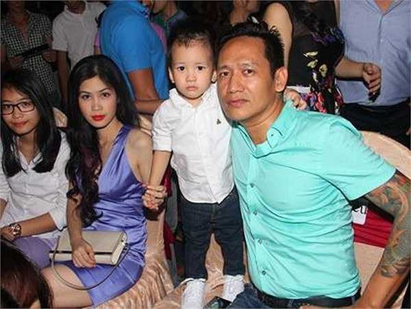 Gia đình hạnh phúc của nam ca sỹ 'Kiếp đỏ đen'.