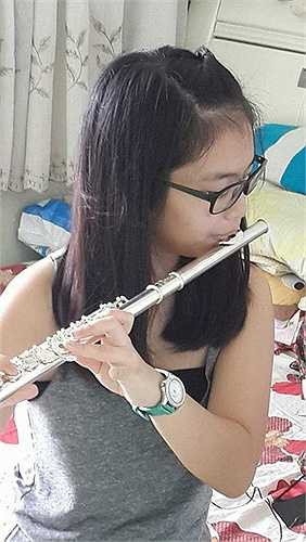 Thừa hưởng tình yêu nghệ thuật từ cha, Thu Cầm sớm theo học âm nhạc từ nhỏ.