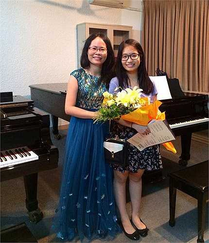 Cô bé có gương mặt trong sáng ưa nhìn, mái tóc dài dễ thương để xõa ngang vai và luôn nở nụ cười rạng rỡ.