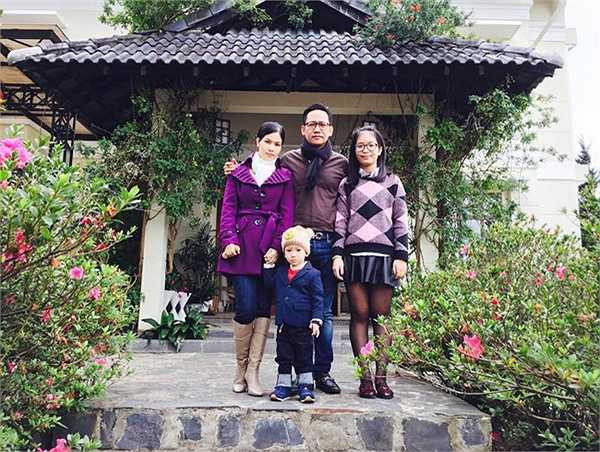 Duy Mạnh không tiết lộ nhiều về chuyện gia đình. Trước đây, có lần anh giới thiệu vợ và con trai trong MV ca nhạc của mình nhưng không nhắc đến con gái.