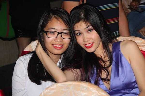 Thu Cầm duyên dáng bên cạnh mẹ.