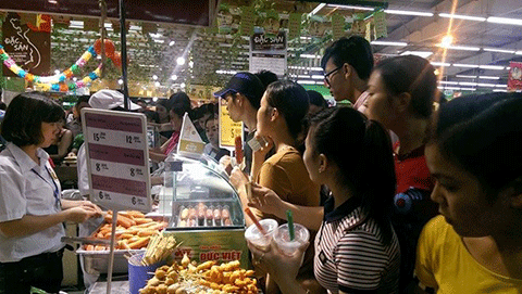 Những món đồ ăn có giá rẻ được nhiều người lựa chọn. Người mua chen lấn không xếp hàng. Ảnh: Ngọc Lan.