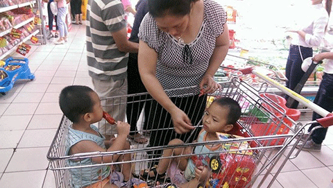 Khách đến mua sắm chủ yếu là các gia đình có con nhỏ. Ảnh: Ngọc Lan.