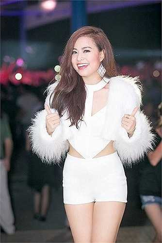 Từng tham gia diễn xuất trong một vài bộ phim như 'Đường đời' của đạo diễn Quốc Trọng, 'Đi về phía mặt trời' của đạo diễn Lưu Trọng Ninh… thế nhưng tên tuổi của cô được đông đảo khán gia yêu mến hơn khi được chọn vào vai chính trong sitcom Nhật ký Vàng Anh.