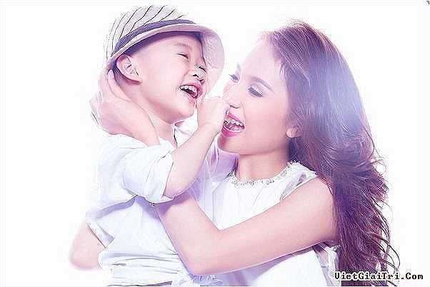 Bỏ lại sau lưng nhiều cơ hội, Vân Hugo quyết định làm đám cưới và đi du học cùng chồng. Thời gian đầu của cuộc hôn nhân, cô nàng 'Minh Minh' rất hạnh phúc bên chồng và bé trai kháu khỉnh, bụ bẫm. Cả hai vợ chồng luôn sánh bước cùng nhau tham dự các sự kiện.