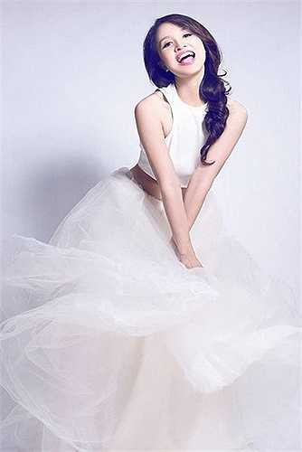 Hậu ly hôn, Vân Hugo dường như đã đổi khác hoàn toàn - mạnh mẽ hơn, sắc sảo hơn và cũng không kém phần quyến rũ trong cuộc sống lẫn sự nghiệp