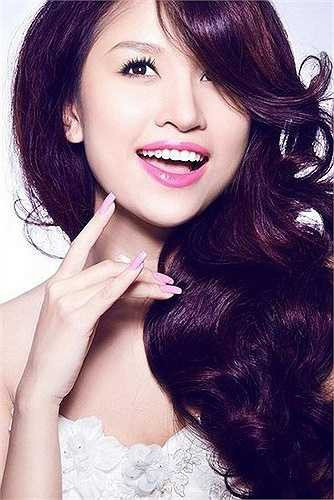 Hiện tại, Vân Hugo đang sống hạnh phúc cùng cậu con trai, bên cạnh công việc là một MC, diễn viên, cô cũng rất thành công trong việc mở một trường mẫu giáo.