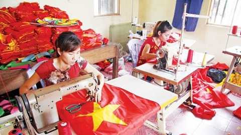 Những ngày này, gia đình truyền thống làm cờ lại bận rộn cho ngày lễ lớn của dân tộc. Những ngày này, gia đình truyền thống làm cờ lại bận rộn cho ngày lễ lớn của dân tộc.