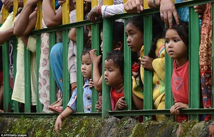 Vẻ mặt chăm chú của những đứa trẻ khi khi tham gia vào lễ hội giết dê ở Nepal