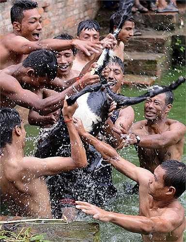 Ý nghĩa của lễ hiến tế này là hướng tới các vị thần ngự trị trong hồ nước thiêng và đã xuất hiện từ thế kỷ 12. Ngoài ra, những người dân làng còn ca hát và nhảy múa xung quanh địa điểm này