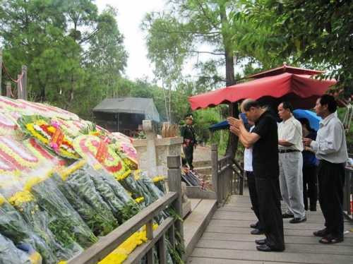 Dòng người xếp hàng đến viếng mộ Đại tướng Dòng người xếp hàng đến viếng mộ Đại tướng