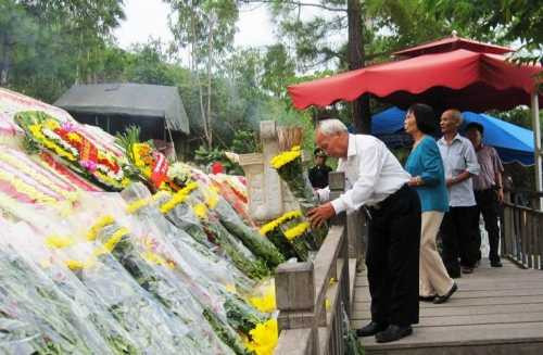 Ông Trần Quốc Ánh cùng con cháu từ Thanh Hóa vào viếng mộ Đại tướng Ông Trần Quốc Ánh cùng con cháu từ Thanh Hóa vào viếng mộ Đại tướng