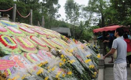 Một vị khách lặng mình bên mộ Đại Tướng Một vị khách lặng mình bên mộ Đại Tướng