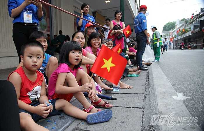 Các em nhỏ háo hức chờ đoàn diễn binh, diễu hành đi qua ở khu vực phố Tràng Tiền.