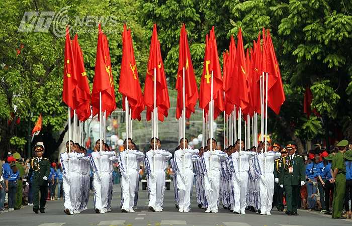 Đoàn diễu binh, diễu hành đi qua khu vực Tràng Tiền, tiến về Nhà Hát Lớn, Hà Nội.