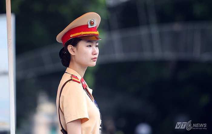 Nữ cảnh sát giao thông tại ngã tư Tràng Tiền, Đinh Tiên Hoàng, Hàng Khay, Hàng Bài.