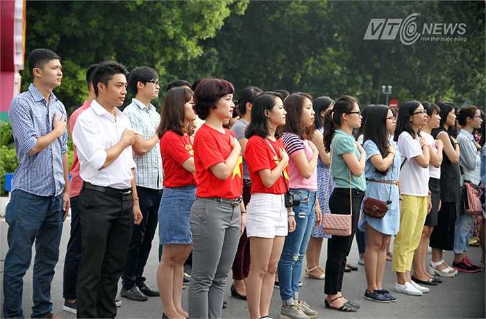 Các bạn trẻ thực hiện nghi lễ chào cờ.