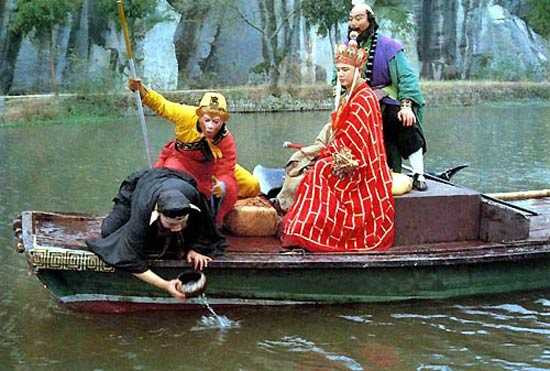 Bát được dùng đựng nước hoặc đồ chay.