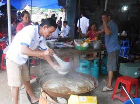 Sau khi vui chơi, đồng bào sẽ ghé vào quán ăn để thưởng thức thắng cố, món ngon không thể thiếu tại ngày Tết Độc lập ở vùng cao