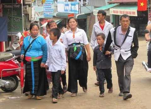 Đồng bào dân tộc Mông, Khơ Mú, Dao... ở Mường Lát tưng bừng xuống phố vui ngày lễ lớn nhất trong năm
