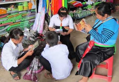 Nhiều em nhỏ háo hức xuống phố