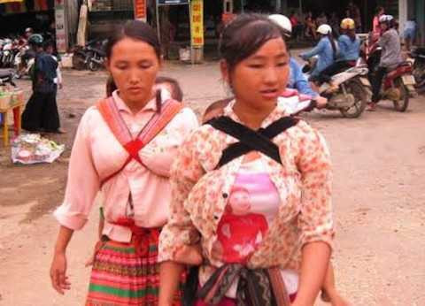 Nhiều ông bố bà mẹ địu cả con nhỏ đi chơi Tết Độc lập