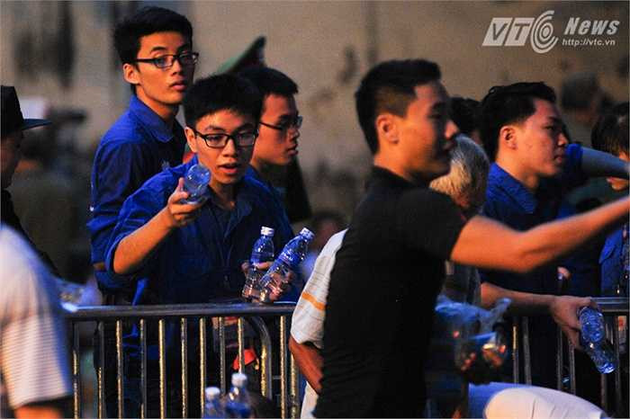 Các sinh viên tình nguyện hi sinh ngày lễ tham gia giúp đỡ ban tổ chức diễu binh, phát nước cho người dân đến xem chương trình